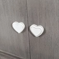 Melko Commode Couloir En Blanc/gris Avec Poignées En Forme De Coeur 73 Cm X 31 Cm X 51 Cm (h X L X L) 7 Melko Commode Couloir En Blanc/gris Avec Poignées En Forme De Coeur 73 Cm X 31 Cm X 51 Cm (h X L X L) -Buffet et enfilade Soldes 24030751 3